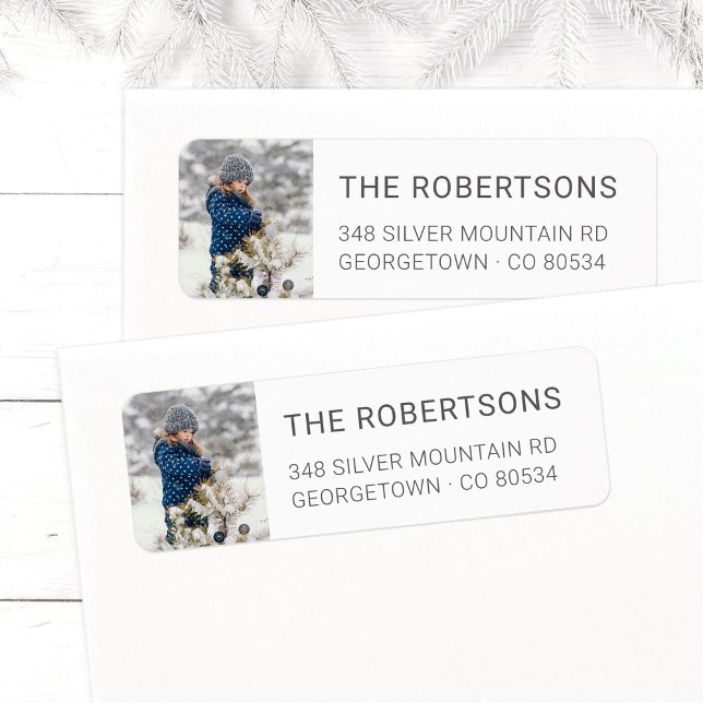 Modernes Minimalistisch Holiday Foto Rücksendeadre (Modern Holiday Christmas photo return address label with elegant gray family name and address.)