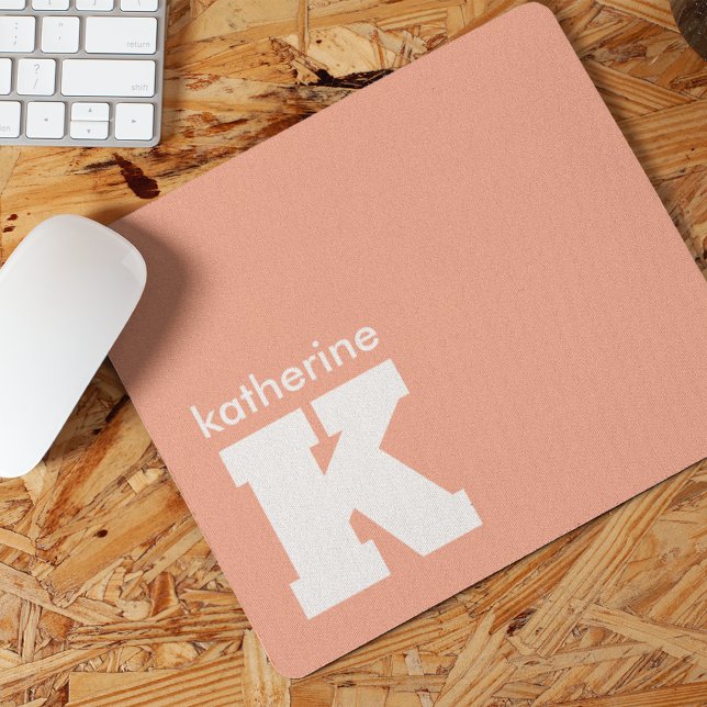 Modernes Minimalistisch Lachs-rosa Monogramm Mousepad (Von Creator hochgeladen)