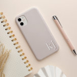 Modernes Minimalistisch neutrales Monogramm iPhone Hülle<br><div class="desc">Modernes minimalistisches Design in eleganten,  bodentonneutralen Farben zeigt Ihre Initialen oder Monogramm in sauberer,  einfacher Schrift am Boden,  mit tiefer liegender Farbe für einen 3D-Look.</div>
