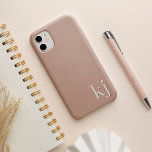 Modernes Minimalistisch neutrales Monogramm iPhone Hülle<br><div class="desc">Modernes minimalistisches Design in eleganten,  bodentonneutralen Farben zeigt Ihre Initialen oder Monogramm in sauberer,  einfacher Schrift am Boden,  mit tiefer liegender Farbe für einen 3D-Look.</div>