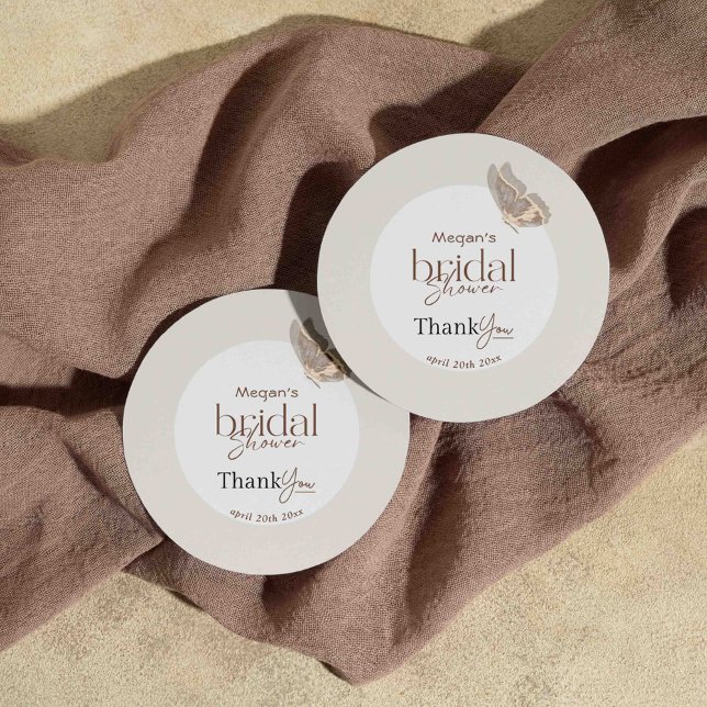 Modernes Minimalistisches Beige-Schmetterling-Brau Runder Aufkleber (Von Creator hochgeladen)