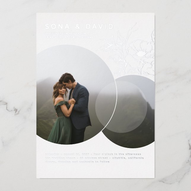 Modernes Minimalistisches Blumenhochzeitungs-Foto Folieneinladung (Vorderseite)