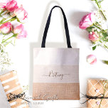 Modernes Minimalistisches Drehbuch Bachelorette &  Tasche<br><div class="desc">Erhöhen Sie Ihre Hochzeitsfeiern mit unserer maßgeschneiderten, modernen, minimalistischen Script Bachelorette und Bridesmaid Tote Bag. Es ist nicht nur ein perfektes Accessoire, um das Wesentliche zu tragen, sondern auch ein unvergesslicher Sake für die Mannschaft. Jedes Stück ist individuell mit Liebe von Mylini Design entworfen, einem renommierten Designer, der Exklusivität und...</div>