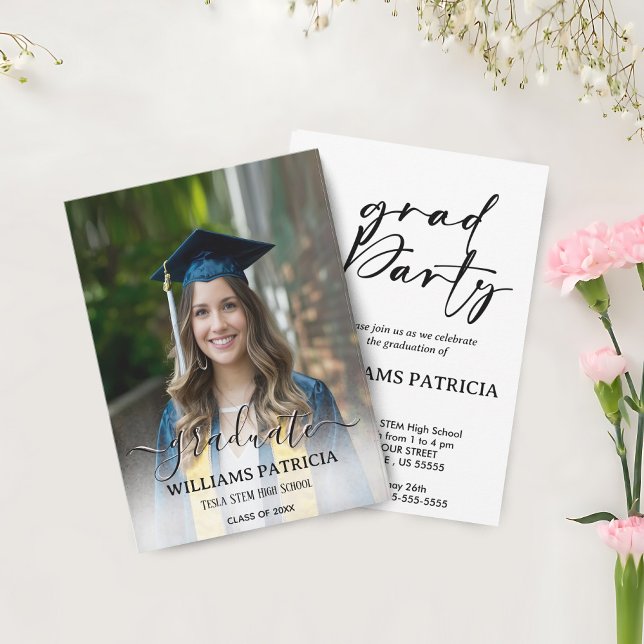 Modernes Minimalistisches Einfaches Lässiges Foto  Einladung (Discover modern minimalist casual photo graduation invite perfect for celebrating your special day.)