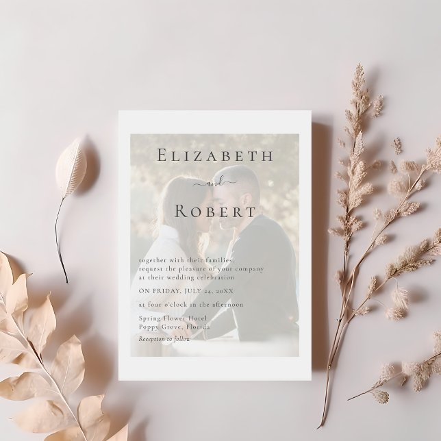 Modernes Minimalistisches Foto für Hochzeiten Einladung (Modern Minimalist Couple Photo Wedding Invitation on a table with pastel light pink dry flowers.)