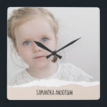 Modernes Minimalistisches Foto und personalisierte Quadratische Wanduhr<br><div class="desc">Modernes Minimalistisches Foto und personalisierter Text rosa</div>