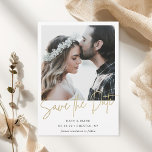 Modernes Minimalistisches Gold-Kalligrafie-Foto Save The Date<br><div class="desc">Die individuell gestaltete Hochzeit bewahrt die Dattelkarte mit modernem,  schlichten weißen Rahmen und goldenen Kalligraphie-Design.</div>