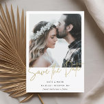 Modernes Minimalistisches Gold-Kalligrafie-Foto Save The Date<br><div class="desc">Die individuell gestaltete Hochzeit bewahrt die Dattelkarte mit modernem,  schlichten weißen Rahmen und goldenen Kalligraphie-Design.</div>