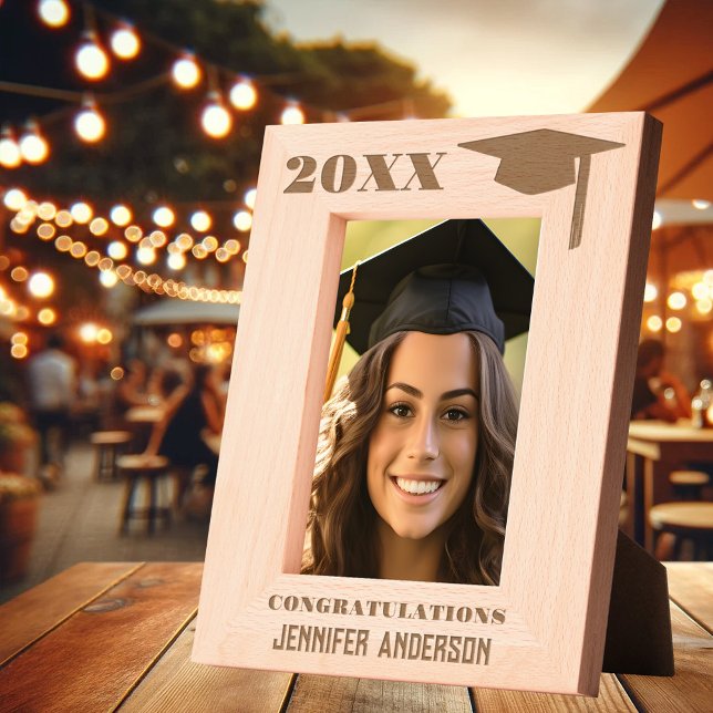 Modernes Minimalistisches Graduate Foto Geätzte Rahmen (Etched picture frame featuring a simple elegant graduate hat - celebrate graduation - keepsake)