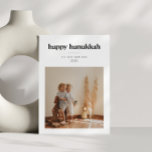 Modernes Minimalistisches Hanukkah-Foto skandinavi Feiertagskarte<br><div class="desc">Feiern Sie Hanukkah mit dieser modernen,  minimalistischen Urlaubskarte mit einem sauberen weißen Hintergrund,  einfachen Linien und viel negativem Platz. Das skandinavisch inspirierte Design bietet einen schlanken,  schlichten Weg,  Ihre Lieblings-Foto und Urlaubswünsche zu teilen.</div>