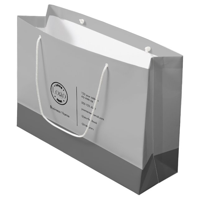Modernes Minimalistisches Logo-Geschäft Grau Große Geschenktüte (Vorderseite Schrägansicht)