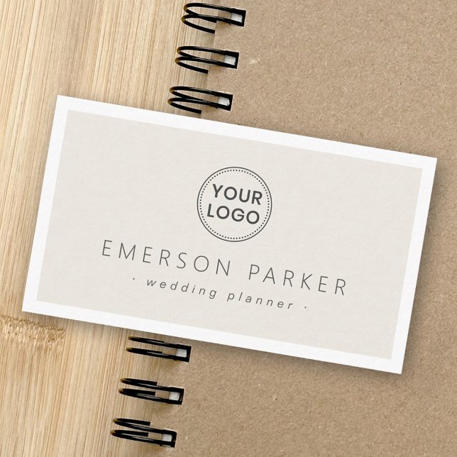 Modernes, minimalistisches Logo mit hellbeige, wei Visitenkarte (Light tan white border modern minimalist add logo business card)