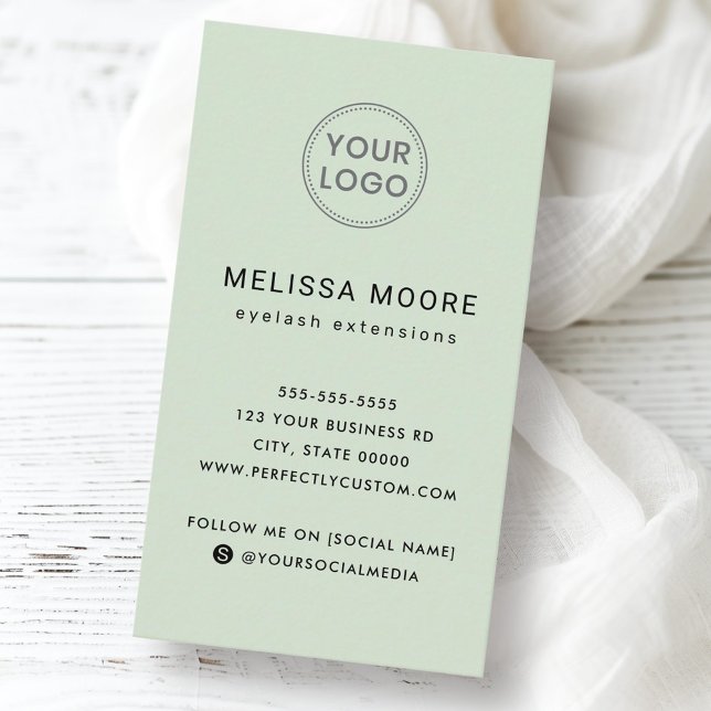 Modernes, minimalistisches Logo mit leuchtend grün Visitenkarte (Logo modern minimalist light sage green vertical business card)