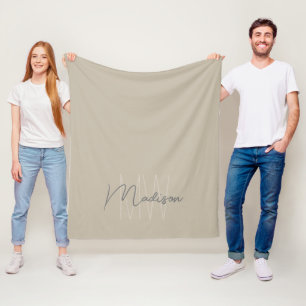 Modernes minimalistisches Monogramm Beige Schrift Fleecedecke