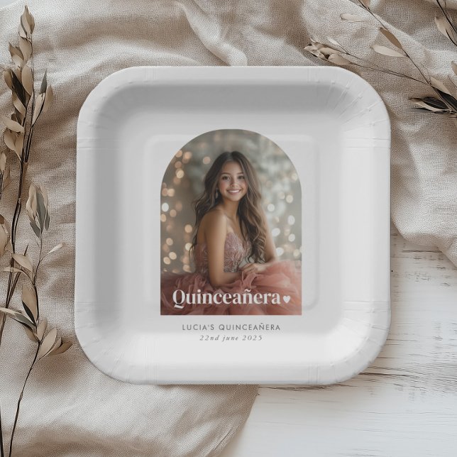 Modernes Minimalistisches Quinceañera Artes Foto Pappteller (Zazzle Modern Minimalist Quinceañera Arched Photo  Paper Plates)