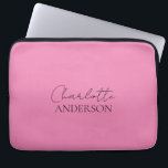 Modernes, Minimalistisches, schlichtes Design Name Laptopschutzhülle<br><div class="desc">Modernes, minimalistisches und stilvolles Design mit einem modernen, soliden Farbstil in einem schönen Rosa. Ihr Name in einfacher moderner Typografie. Sie können ganz einfach für sich selbst oder als besonderes Geschenk für einen geliebten Menschen personalisieren.</div>