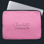 Modernes, Minimalistisches, schlichtes Design Name Laptopschutzhülle<br><div class="desc">Modernes,  minimalistisches und stilvolles Design mit einem modernen,  soliden Farbstil in einem schönen Rosa. Ihr Name in einfacher moderner Typografie. Sie können ganz einfach für sich selbst oder als besonderes Geschenk für einen geliebten Menschen personalisieren.</div>