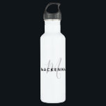 Modernes Minimalistisches Schwarz-Weiß-Monogramm Edelstahlflasche<br><div class="desc">Moderne Minimalistische Schwarz-Weiß-Monogramm Edelstahlflasche aus schwarzem Edelstahl. Trendy Design,  das Sie mit Ihrem schicken Monogramm Namen und Initial personalisieren können. Perfektes Geschenk für sie,  Geschenke für Frauen,  oder ein bester Freund Geburtstag Geschenk.</div>