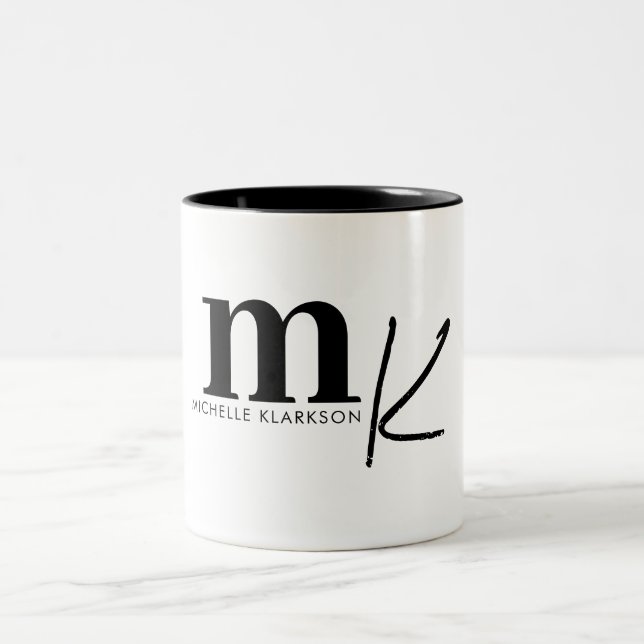 Modernes Minimalistisches Schwarz-weißes Monogramm Zweifarbige Tasse (Mittel)
