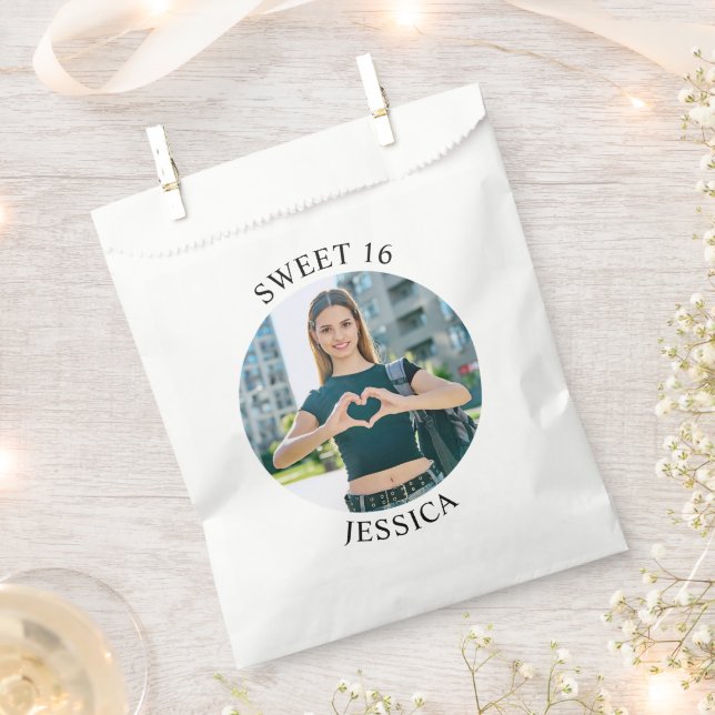 Modernes Minimalistisches Sweet 16 Birthday Circle Geschenktütchen (Ausgeschnitten)