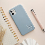 Modernes Minimalistisches Tonmonogramm iPhone Hülle<br><div class="desc">Modernes minimalistisches Design in schick-tonal staubblauen Farben mit Ihren Initialen oder Monogramm in sauberen,  einfachen Buchstaben am Boden,  mit einer tieferen Farbe für einen 3D-Look.</div>
