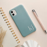 Modernes Minimalistisches Tonmonogramm iPhone Hülle<br><div class="desc">Modernes minimalistisches Design in schick-tönlich grünen Farben mit Ihren Initialen oder Monogramm in sauberer,  einfacher Schrift am Boden,  mit einer tieferen Farbe für einen 3D-Look.</div>