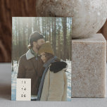 Modernes Minimalistisches Trendy Couple Two Foto Save The Date<br><div class="desc">Modernes Minimalistisches Trendy Couple Two Foto Save the Date</div>