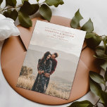 Modernes Mix- & Match-Minimalitäts-Foto Save The Date<br><div class="desc">Mit dieser minimalistisch Save the Date gestalteten Karte mit einem vollen Foto aus blued Verlobung verkünden Sie Ihren besonderen Tag mit Eleganz und Einfachheit. Fügen Sie eines Ihrer Lieblingsbilder hinzu, um einen einzigartigen Keepake zu erstellen. Mix und passend zu koordinierenden Stücken für eine zusammenhängende Einladungssuite. Mit diesem vielseitigen Design erstellen...</div>