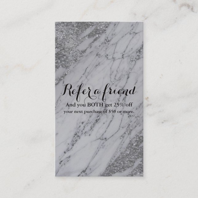 Modernes, modernes Marmor Silver Glam Refer a Frie Empfehlungskarte (Vorderseite)