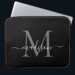 Modernes Monogram Black Gray Silver Girly Script Laptopschutzhülle<br><div class="desc">Moderne Monogram Schwarz-weiße Girl Chic Script Name Computerärmel</div>