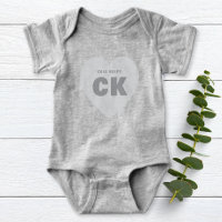 Modernes Monogram Heart Neugeborene Grau Outfit Cu