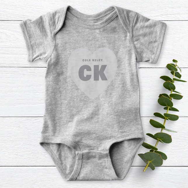 Modernes Monogram Heart Neugeborene Grau Outfit Cu Baby Strampler (Von Creator hochgeladen)