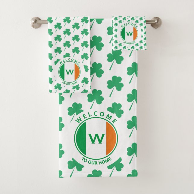 Modernes Monogram Name Irish Flag Kleeblatt Badhandtuch Set (Insitu)