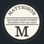 Modernes Monogram Personal Round Address Label Runder Aufkleber<br><div class="desc">Ein modernes Design auf einem runden Aufkleber macht eine zeitgemäße Aussage auf Ihren Karten und Briefen. Personalisiert mit Ihrem Namen in Bogentext oben und mit Ihrem Single unten,  wird die Adresse in der Mitte durch zwei gerade Linien begrenzt. Ideal für Zuhause oder Business.</div>