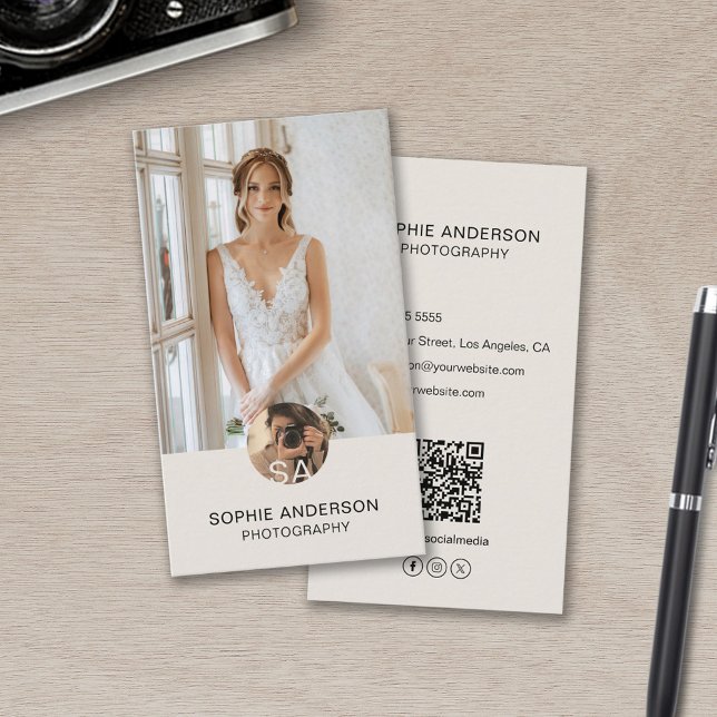 Modernes Monogramm Fotograf Foto QR Tan Visitenkarte (Modern Monogram Photographer Photo QR Tan Business Card)