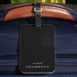 Modernes Monogramm für schwarze und Skriptnamen Gepäckanhänger<br><div class="desc">Dieses moderne,  schwarz-minimalistische Gepäckanhänger mit elegantem Schriftnamen monogram-Design wird Ihren Reisen eine luxuriöse Atmosphäre verleihen.</div>