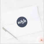 Modernes Monogramm-Hochzeitsticker Runder Aufkleber<br><div class="desc">Ein moderner Monogramm Hochzeitsticker. Bearbeiten Sie die Initialen mit dem Bearbeitungswerkzeug von Zazzle. Ändern Sie die Hintergrundfarbe,  indem Sie das Entwurfstool eingeben und eine andere Farbe aus dem Farbwähler auswählen. Moderne Monogramm-Hochzeitsticker.</div>