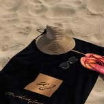 Modernes Monogramm personalisiertes schwarzes Gold Strandtuch<br><div class="desc">Luxuriöse elegante schwarze Gold Glitzer monogramm personalisierten Platz und Name Skript Signatur Strand Handtuch.</div>