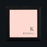 Modernes Monogramm Trendy Pink Minimalistisch Erinnerungskiste<br><div class="desc">Dieses einfache elegante Design zeigt Ihren Namen und initiale in der unteren Ecke in anpassbarer modernen minimalistisch graue Typografie auf einem rosa / pfirsichfarbenen Hintergrund. Dieses trendige Design macht Geburtstag, Jubiläum, Abschluss, Babydusche, Hochzeit oder Brautparty perfekt. Fügen Sie einfach Ihren Namen und Ihre Initialen in den personalize Bereich, um Ihre...</div>