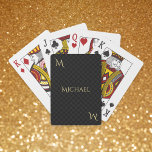 Modernes Muster Eleganter Monogram Black Gold Poke Spielkarten<br><div class="desc">Maßgeschneidertes,  personalisiertes,  elegantes,  modernes,  schwarz-graues Schachmuster,  elegantes Imitat mit Goldtypografie / Script Monogramm und Name,  Klassik Poker Spielkarten Deck. Geben Sie einfach Ihre Initial / Monogramm,  und Ihren Namen,  um anzupassen. Macht ein personalisiertes Geschenk für Geburtstag,  Hochzeit,  Jubiläum,  Abschluss,  Vatertag,  Erntedank,  Feiertage,  Weihnachten und vieles mehr.</div>