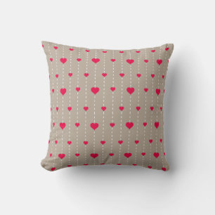 Modernes Muster in Rot und Beige Herz Kissen