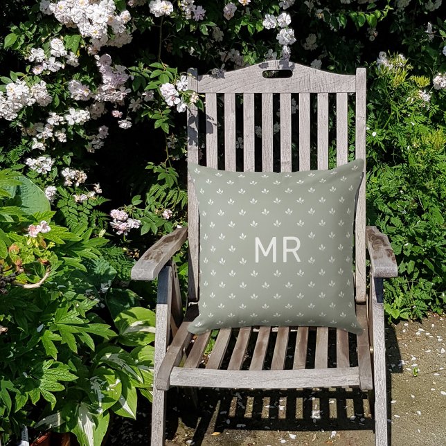 Modernes Mustermonogramm | Zollüblicher Außenkisse Kissen (Custom monogram accent outdoor pillow with modern leaf pattern decor. Initials gift idea for men.)