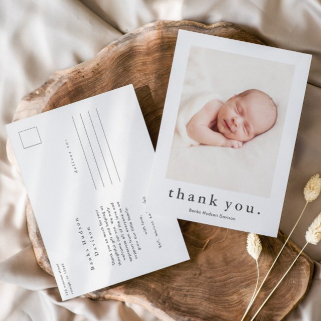 Modernes Name Foto Baby Vielen Dank Postkarte (Simple Typography Baby Photo Thank You Card.)