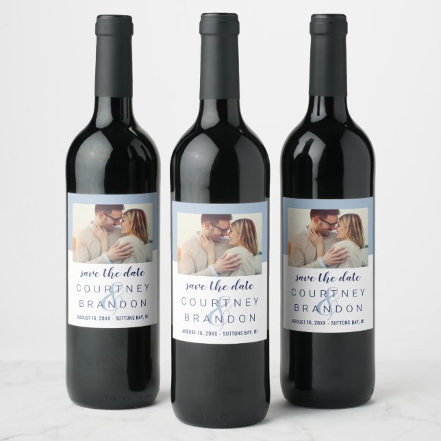 Modernes Navy Dusty Blue Wedding Foto Save the Dat Weinetikett (Flaschen)