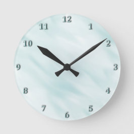 Modernes nebelhaftes blaues Pastellbad-Set Runde Wanduhr