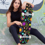Modernes Neon-Paisley-Muster Skateboard<br><div class="desc">Dieses moderne Design weist ein buntes Neonpaisley-Blumenmuster auf #Skate #skateboard #Skater #skateboarding #sports #fun #outdoor #games #gifts #gift #giftsforher #girdie</div>