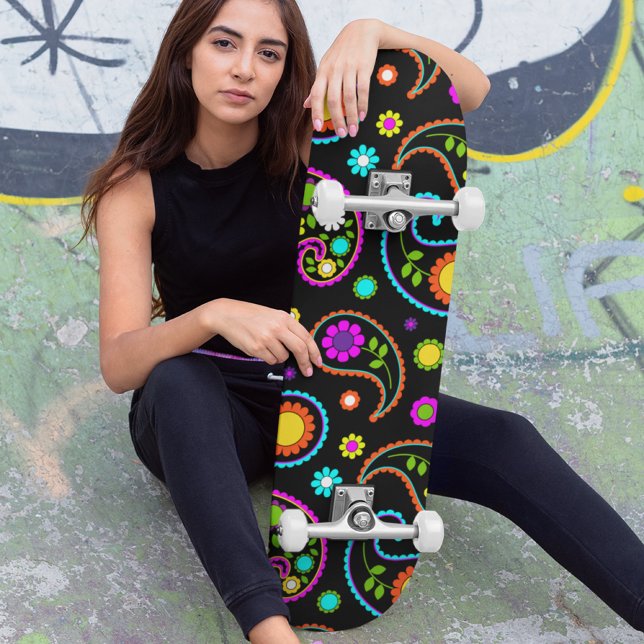 Modernes Neon-Paisley-Muster Skateboard (Von Creator hochgeladen)