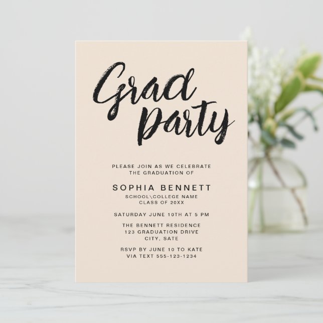 Modernes neutrales Minimal-Brustschrift-Grad-Party Einladung (Stehend Vorderseite)