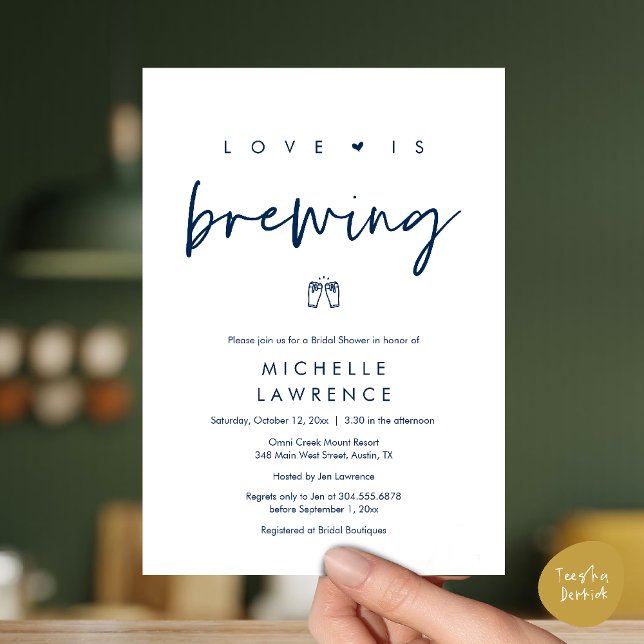 Modernes Niedlich Romantisches Bier-Party-Brautpar Einladung (Beer Party Bridal Shower, Love is brewing Invitation card modern romance navy blue)