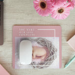 Modernes Niedliches Baby-Foto | Rosa und Weiß | An Mousepad<br><div class="desc">Unser schönes Modern Niedliches Baby Foto Pink & White Zitat auf einem zauberhaften rosa Hintergrund! Dieses bezaubernde Produkt ist ideal, um die Freude und Liebe zu feiern, die Ihr Kleiner in Ihr Leben mitbringt. Egal, ob Sie einen herzerwärmenden Sake oder ein nachdenkliches Geschenk suchen, dieses Design ist genau das, was...</div>